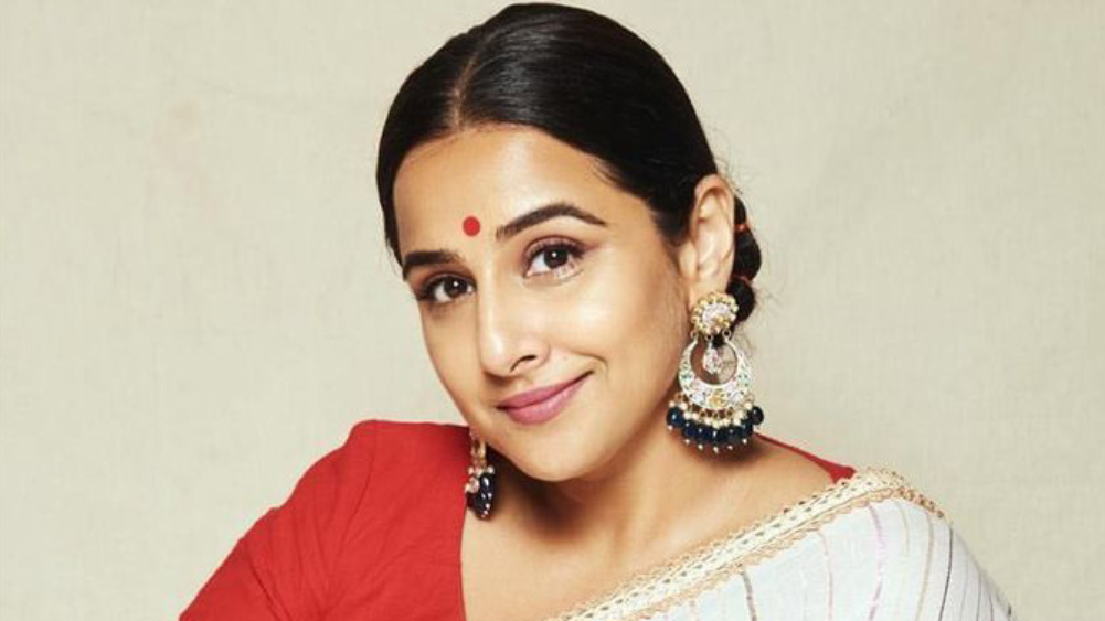 বলিউডে ফিরে ফের বিজ্ঞাপনী ছবিতে বিদ্যা। এই সময় তিনি প্রদীপ সরকারের বেশ কিছু বিজ্ঞাপনী ছবিতে অভিনয় করেন। ক্যামেরার চোখ দিয়ে দেখতে দেখতে নায়িকার চোখেমুখে বাঙালি পেলবতা খুঁজে পেয়েছিলেন প্রদীপ। তিনিও বাঙালি। স্বাভাবিক ভাবেই বিদ্যাকে ঘিরে মুগ্ধতা তৈরি হয়েছিল তাঁর মনে। তার আঁচ পেয়েছিল বলিউড। পত্র-পত্রিকার পাতায় পাতায় কেচ্ছার বন্যা তাই নিয়ে। সবার অলক্ষ্যে নায়িকা সেই প্রদীপের আলোতেই বাংলা ইন্ডাস্ট্রিতে আলোকিত! 