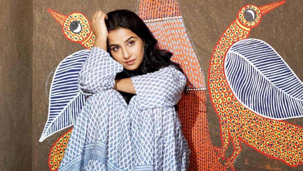 ব্যস, এর পরেই দক্ষিণী ছবির দুনিয়া দরজা তাঁর জন্য বন্ধ। পর পর ২৫টি ছবি থেকে আক্ষরিক অর্থেই ঘাড়ধাক্কা খেয়েছিলেন তিনি। রাতের পর রাত ঘুমোতে পারেননি বিদ্যা। এক সময় হতাশ হয়ে ফিরে এসেছেন বলিউডে। নাক-কান মুলে প্রতিজ্ঞা করেছেন, আর কোনও দিন দক্ষিণী ছবিতে মুখ দেখাবেন না। যদিও পরে সেই প্রতিজ্ঞা ভেঙেছিলেন নিজেই। মালায়লী ছবি ‘উরুমি’তে অতিথি শিল্পীর ভূমিকায় অভিনয় করে।