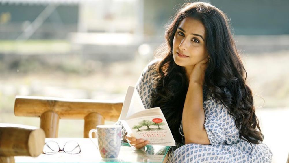 অথচ অভিনেত্রী কোনও দিন ভাবতে পারেননি, তাঁরও এ রকম মুঠো ভর্তি কাজ থাকবে। অবশ্যই মেধাবী রূপসী তিনি। কিন্তু গ্ল্যামারাস তো নন। তার উপরে তাঁর প্রথম ধারাবাহিক মুক্তি পায়নি। প্রেক্ষাগৃহের মুখ দেখতে পায়নি তাঁর প্রথম ছবিও। ফলে, প্রযোজক, পরিচালকের চোখে তিনি অপয়া। এমন অভিনেত্রীকে কে ছবি দেয়?