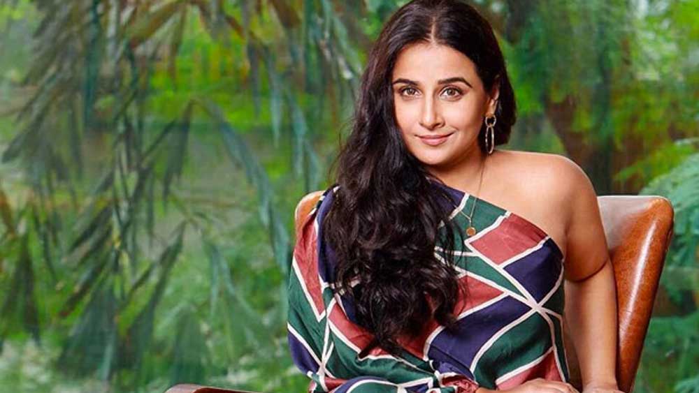 বয়স কত হল বিদ্যার? এ মা! মেয়েদের বয়স জানতে আছে নাকি? তাও আবার নায়িকার। নিন্দকেরা তো ২০-র আগেই বোধহয় বুড়ি বানিয়ে দিয়েছে তাঁকে! ক্যালেন্ডার বলছে ৪০ পেরিয়ে গিয়েছেন। বিদ্যা আরও ভারিক্কি হয়েছেন। ছবির সংখ্যা কিন্তু কমেনি। ‘চেনাব গাঁধী’, ‘চাঁদ ভাই’, ‘জলসা’ এবং একটি নাম না হওয়া ছবি তাঁর হাতে। অর্থাৎ, ২০২২-ও তাঁর দখলে!