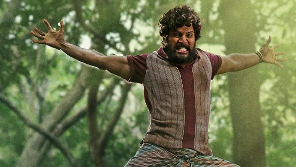 ডিসেম্বরের ১৭ তারিখে মুক্তির পর থেকে এখনও পর্যন্ত ৫০ কোটির ব্যবসার করে ফেলেছে ‘পুষ্পা: দ্য রাইজ’। রক্তচন্দন কাঠের চোরাকারবারি পুষ্পা রাজের সঙ্গে দেখা করতে থিয়েটারে ভিড় জমাচ্ছেন বলিউডি ফিল্মের ভক্তরা। নতুন বছরের শুরুতেই একদৌড়ে রোহিত শেট্টি ‘সূর্যবংশী’-র কাছে চলে গিয়েছে ‘পুষ্পা... ’। ব্যবসার নিরিখে এই মুহূর্তে তার সামনে শুধুই ‘সূর্যবংশী’। তবে কত দিন তেমন থাকবে, তার নিশ্চয়তা নেই!