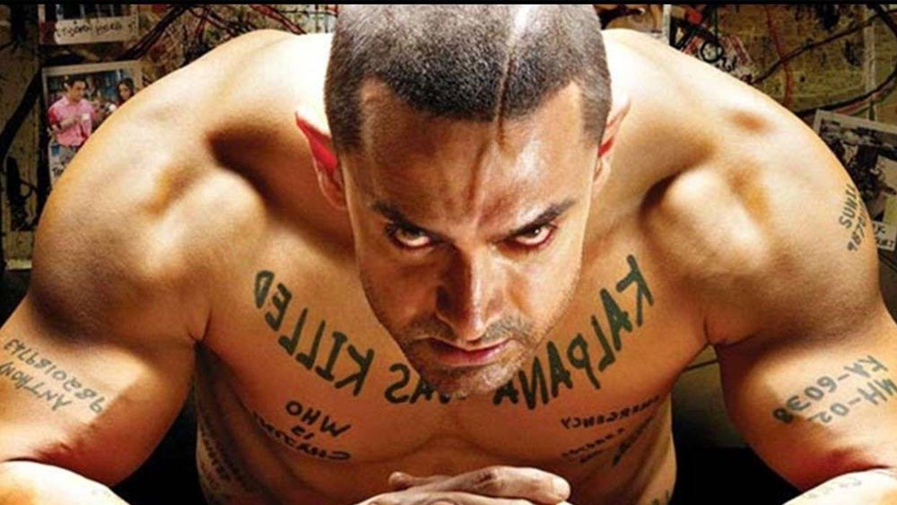 ‘গজনী’-র গল্পে সে বছর মেতেছিল গোটা বলিউড। প্রযোজক অল্লু অরবিন্দের হাত ধরেই সেই প্রথম ব্লকবাস্টারের চেহারা দেখেছিল হিন্দি ফিল্মের দুনিয়া। সেই থেকেই বলিউডে জনপ্রিয়তার নতুন মাপকও হয়েছে তা।