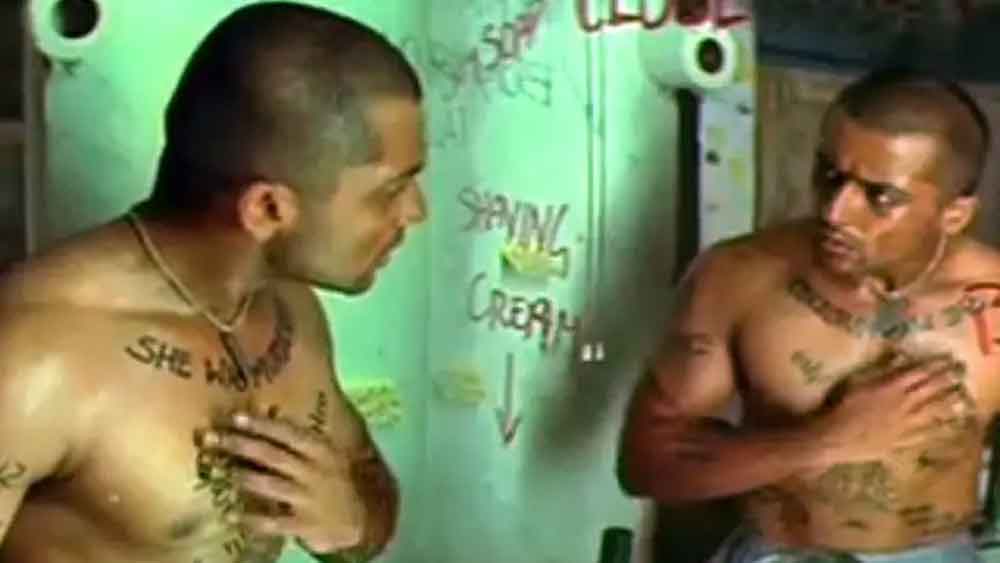 কী ভাবে সে ব্লকবাস্টারের পথে এগিয়েছিল ‘গজনী’? তামিল হিট ফিল্ম ‘গজনী’-র তেলুগু ডাবিং করেছিলেন অল্লু অরবিন্দ। তার পর তা আমির খানকে নিয়ে হিন্দিতে রিমেক করে বলিউডে ছেড়ে দেন। এ ভাবেই ১০০ কোটির ঘরে ঢুকে যায় আমিরের ‘গজনী’।