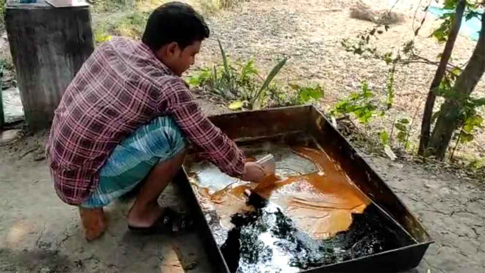 সমঝদারদের তারিফ পেতে খাটুনি কম নয় গুড়ের কারবারিদের। 