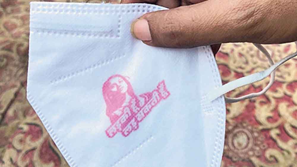 প্রচার: মাস্কে লেখা প্রিয়ঙ্কার স্লোগান