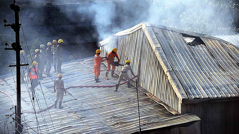 তৎপর: কারখানায় আগুন নেভানোর কাজ চলছে। শনিবার, কৈখালিতে। 