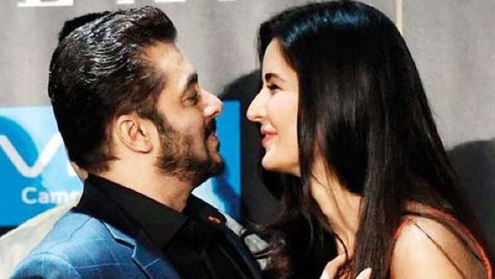 সল্লু মিয়াঁর পার্টির গালগল্প না-হয় খানিক পরে হবে। আগে জেনে নেওয়া যাক, চলতি বছর তাঁর হাতে কী কী কাজ রয়েছে। সলমন জানিয়েছেন, কিছু দিন পরেই ক্যাটরিনা কইফের সঙ্গে জুটিতে ‘টাইগার ৩’ ফিল্মের শ্যুটিং শুরু করবেন। সে কাজে দিল্লি দৌ়ড়তে হবে তাঁকে। ১৫ দিনের ঠাসা কাজ!