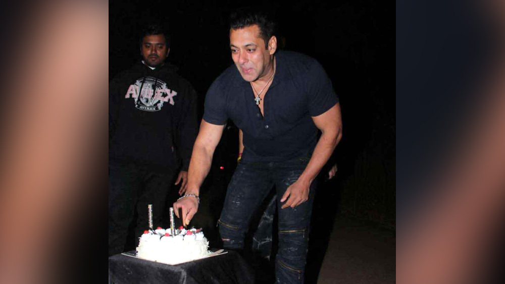 নবি মুম্বইয়ে পনভেলের ফার্ম হাউসে বন্ধুবান্ধবদের নিয়ে নতুন বছর উদ্‌যাপন করলেন সল্লু মিয়াঁ। কিছু দিন আগেই এই খামারবাড়িতেই নিজের ৫৬তম জন্মদিন কাটিয়েছেন তিনি। তা-ও কম জমাটি ছিল না!