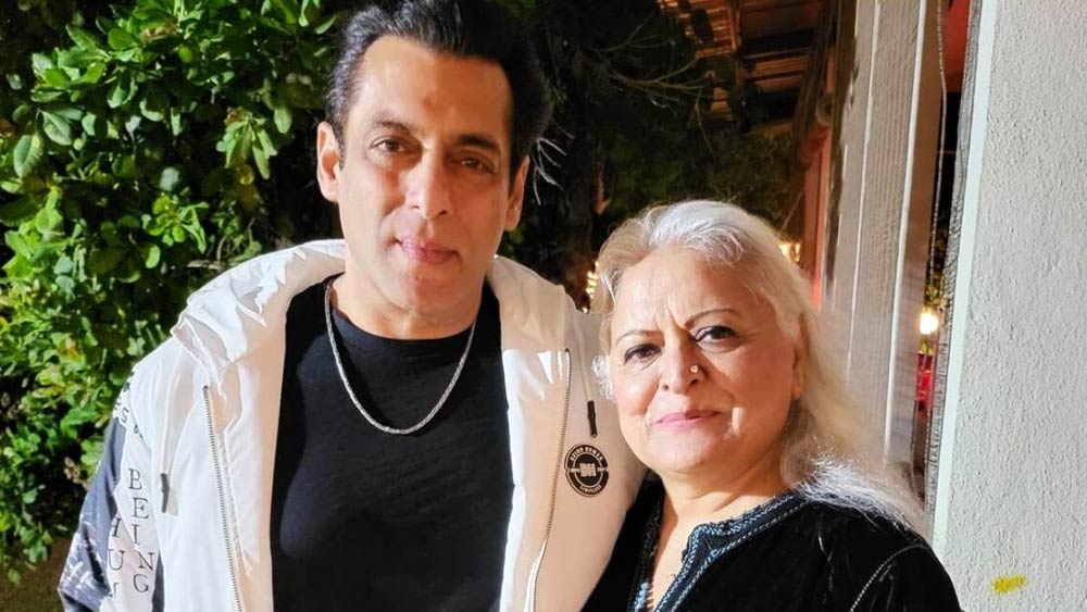 নতুন বছরকে স্বাগত জানাতে আগে থেকেই পার্টিতে বীণা কাক এবং তাঁর মেয়ে অমৃতা কাককে পনভেলের ফার্ম হাউসে ডেকেছিলেন সলমন। কে তাঁরা?