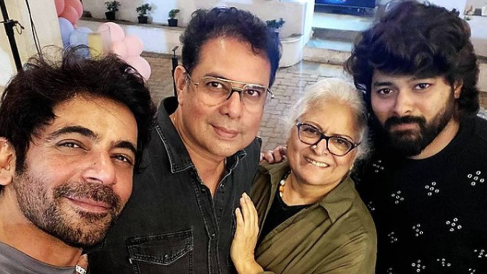 বীণা এবং অমৃতা, মা-মেয়ের দু’জনেই ‘পেজ থ্রি’-র পাতায় জায়গা করে নিয়েছেন। বলিউডের বেশ কয়েকটি ফিল্মে বীণাকে দেখা গিয়েছে। এক সময় রাজস্থানের ক্যাবিনেট মন্ত্রী হিসাবে দায়িত্ব সামলেছেন। তবে সলমনের পরিবারিক বন্ধু হিসেবেও বীণাকে চেনেন অনেকে। আবার রাজনীতির গণ্ডির বাইরেও অভিনেতা হিসেবে তাঁর পরিচিতি রয়েছে। 