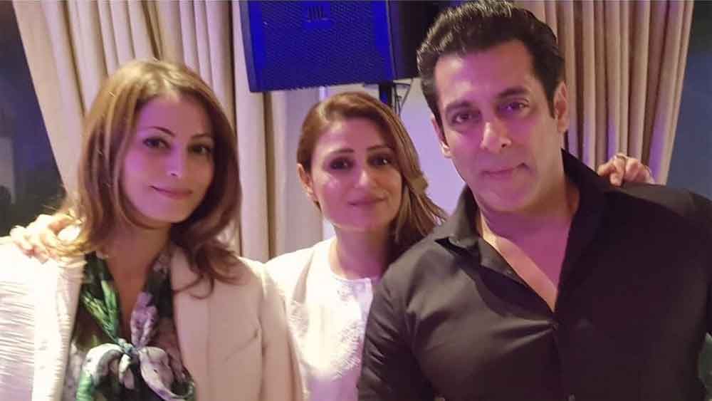 বীণার মতো অভিনয় নয়, অমৃতার টান রয়েছে সঙ্গীতে। পার্শ্বগায়িকা হিসাবে বলিউডে বেশ নামডাকও হয়েছে। ‘গড তুস্‌সি গ্রেট হো’ বা ‘ম্যায়নে প্যায়ার কিঁউ কিয়া’-র মতো ফিল্মে গান করেছেন তিনি। সঙ্গে ‘ওয়ান্টেড’, ‘বডিগার্ড’ বা ‘রেডি’-র মতো ফিল্মেও অমৃতার গায়কি নজর কেড়েছে।