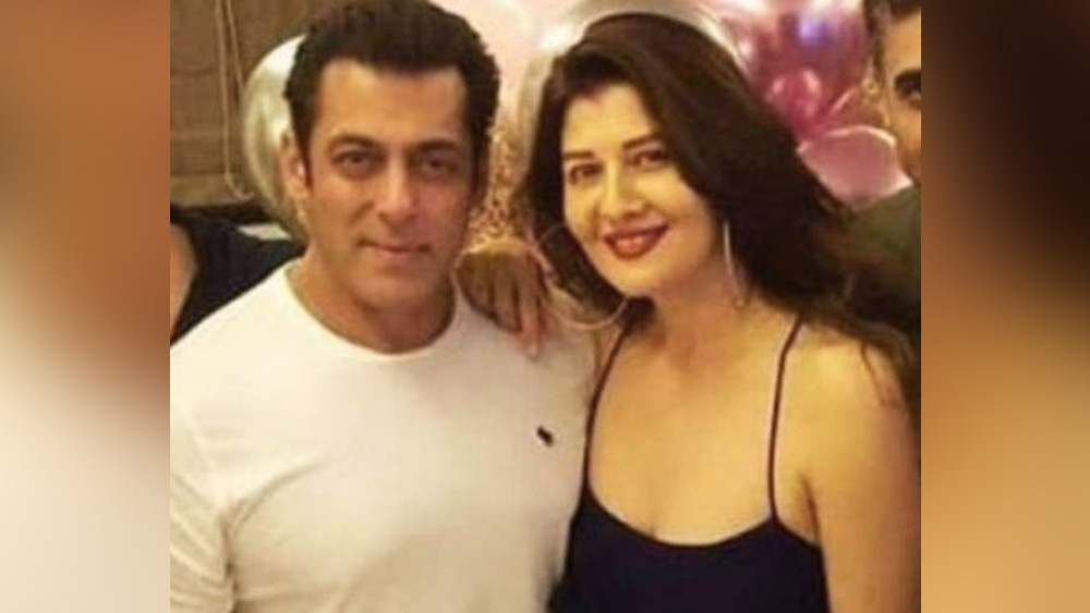 সলমনের পার্টিতে হাজির ছিলেন সলমনের এককালের প্রেমিকা সঙ্গীতা বিজলানি। নিজেদের সম্পর্ক নিয়ে দীর্ঘ দিন শিরোনামে ছিলেন সলমন-সঙ্গীতা জুটি।