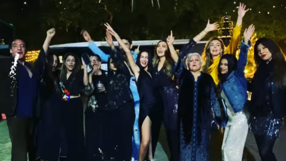 সলমনের পার্টির ছবিতে ছয়লাপ হয়েছে নেটমাধ্যম। কালো টি-শার্ট এবং সাদা জ্যাকেটে বীণার পাশে দাঁড়িয়ে পোজ দিয়েছেন বা একই ফ্রেমে বন্ধুদের মধ্যমণি— সব অবতারের দেখা গিয়েছে সলমনকে। সব শেষে নতুন বছরের প্রথম মুহূর্তেই ‘হ্যাপ্পি নিউ ইয়ার’ বলেও সমস্বরে চিৎকার করেছে সলমন অ্যান্ড কোম্পানি।