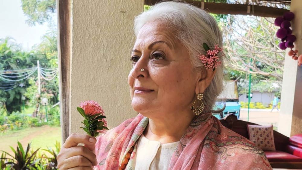 রাজনীতি থেকে জোর করে সরিয়ে দিলে কী ভাবে অবসর যাপন করেন রাজনীতিকরা? অধিকাংশ ক্ষেত্রেই দেখা যায়, হয় সমস্ত বিষয়ে নিজের মতামত জাহির করতে টুইটের পর টুইটে ব্যস্ত অথবা এককালের সতীর্থদের বিরুদ্ধে বিষোদ্গার করছেন। শেষমেশ কোনও এককালে খবরের কাগজের একটি আধ কলমেরও ছোট জায়গা জুড়ে ভেসে উঠছেন— ‘প্রয়াত অমুক রাজনীতিক।’ তবে বীণা কাকের প্রসঙ্গে বোধ হয় তা বলা সঠিক হবে না।