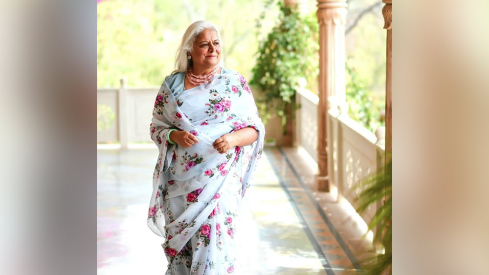 নানা রূপেই দেখা দিয়েছেন বীণা। কখনও রেডিয়োর অনুষ্ঠানে সঞ্চালক, কখনও বা ইউটিউবে নিজের চ্যানেলে পরিবেশ বা ক্যানসার নিয়ে সচেতনতা প্রচারে ব্যস্ত। এক সময় ফোটোগ্রাফির নেশায় মেতেছিলেন। উর্দু কবিতা বা রাজস্থানি প্রবাদের সংগ্রহকে জনমানসে ছড়িয়ে দেওয়ার কাজেও মন দিয়েছেন। 