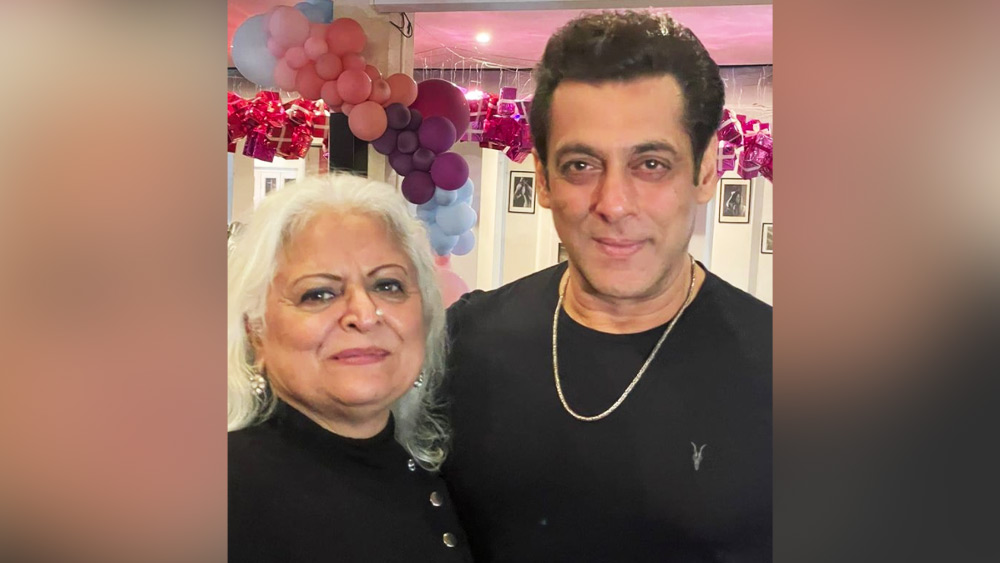 কে বীণা কাক? রাজস্থানের এককালের চার বারের বিধায়ক এবং দু’বারের ক্যাবিনেট মন্ত্রী বীণার জীবন ফিল্মের থেকে কম আকর্ষণীয় নয়। ওঠাপড়াও কম হয়নি বীণার জীবনে। তবে আজকাল তিনি নেটমাধ্যমে নজর কাড়ছেন সলমন খানের সঙ্গে নতুন বছরের পার্টিতে হুল্লোড়ে মেতে উঠে।