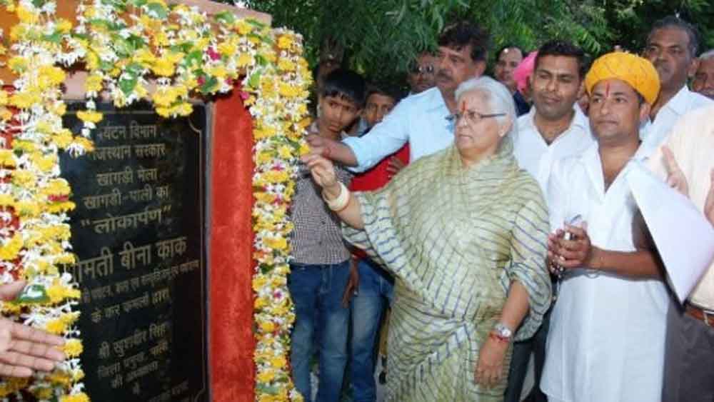 ভরতের সঙ্গে বিয়ের সূত্রেই নেহরু পরিবারের সঙ্গে ঘনিষ্ঠতা গড়ে ওঠে বীণার। বিয়ের পর রাজনীতির আঙিনায় প্রবেশ। কংগ্রেসের কর্মী হিসেবেই গত শতকের আশির দশকে রাজনৈতিক জীবন শুরু। এক সময় পালি জেলায় মহিলা কংগ্রেসের সভাপতিও হন তিনি। 
