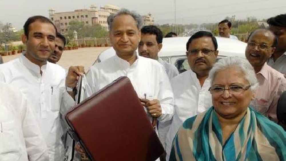 রাজনীতিক হিসেবে বীণার উত্থান কম নাটকীয় নয়। রাজস্থান সরকারে ক্যাবিনেটে থেকে সামলেছেন পর্যটন, বন, নারী ও শিশুকল্যাণ দফতর। শিল্প ও সংস্কৃতি, পুরাতত্ত্ব দফতরের দায়িত্বেও ছিলেন তিনি।