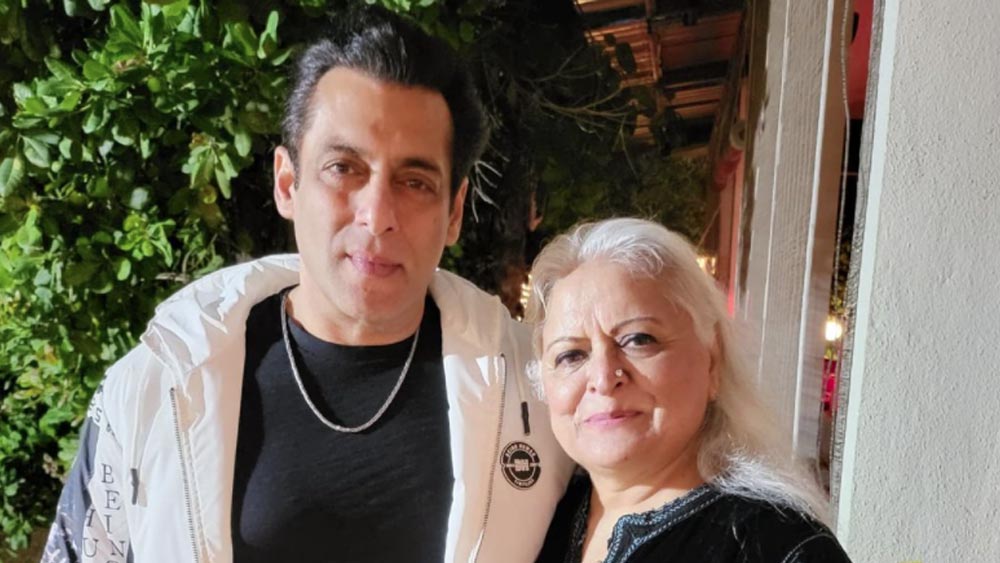 রাজস্থানের ক্যাবিনেট মন্ত্রী হলেও রাজনীতিক নয়, নতুন প্রজন্মের অনেকের কাছে বীণার অন্য পরিচয় রয়েছে। তিনি সলমন খানের ‘মা’। ঘাবড়ে যাবেন না! তা আসলে বলিউডে পর্দায়। 