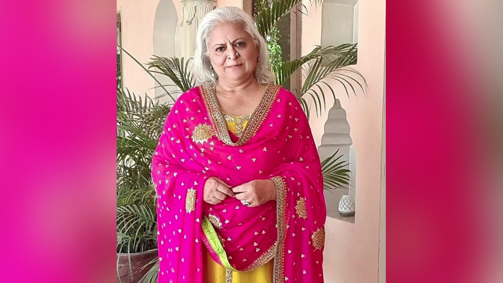 সলমনের পরিবারের ঘনিষ্ঠ বীণা অভিনয়ের সুযোগ হারাননি। বরাবরই অভিনয়ের ঝোঁক ছিল তাঁর। ফলে সলমনের প্রস্তাব প্রায় একবাক্যে মেনে নিয়েছিলেন। কংগ্রেস নেত্রীর যাত্রা শুরু হয় ২০০৫ সালে।