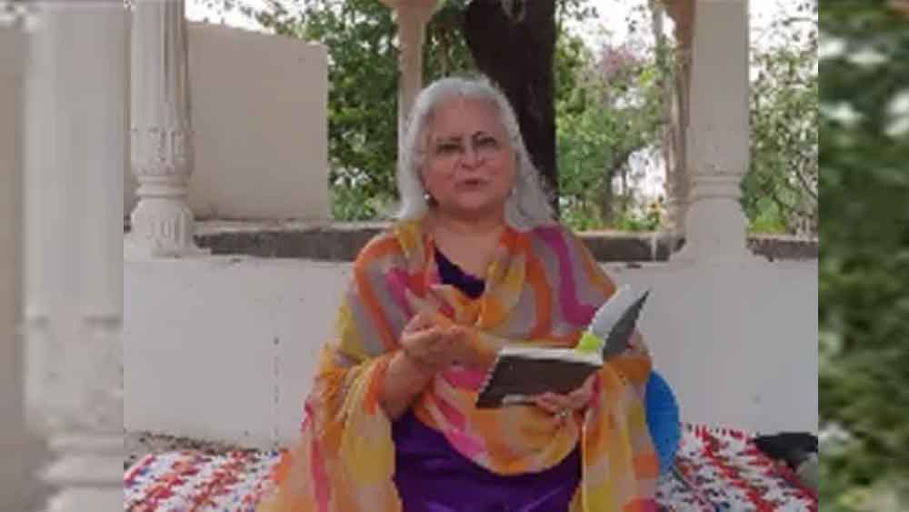 অভিনয় ছাড়াও শায়েরি নিয়ে বীণার আগ্রহ কম নয়। ক্যানসার জয়ী বীণা নিজের কাহিনি ছড়িয়ে দিতে ইউটিউবের সদ্ব্যবহার করছেন। শায়েরির প্রতি যাতে নতুন প্রজন্মের আগ্রহ জন্মায়, সে জন্য কাজ শুরু করেছেন তিনি। সঙ্গে ইউটিউবে সাদত হাসান মান্টো, সর্দার জাফরির লেখনী থেকে শুরু করে কাতিল শিফাই অবশ্যই মির্জা গালিবের শায়েরি পাঠও করেন তিনি।