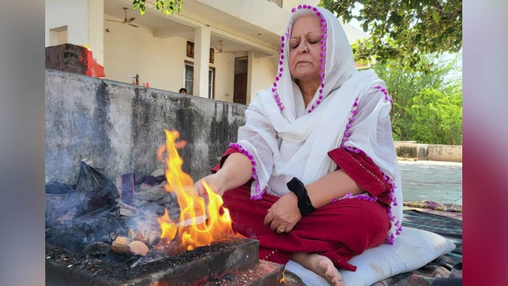 ভোটে পরাজয়ের পর তাঁর রাজনীতি থেকে বীণাকে প্রায় অবসরের পথে ঠেলে দেওয়া হয়েছিল বলে দাবি ঘনিষ্ঠ মহলের। তবে হতাশ না হয়ে সুযোগকে কাজে লাগিয়েছিলেন বীণা। সে সুযোগ এসেছিল আবার সলমন খানের কাছ থেকে। তাঁর সঙ্গে ফিল্মে অভিনয় করতে হবে। 