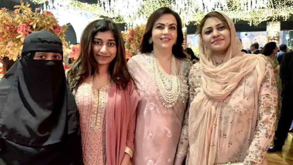 করোনাকালে বাগদানের অনুষ্ঠান বলে তাতে হাতেগোনা কয়েক জনকেই আমন্ত্রণ জানানো হয়েছিল। তবে অনুষ্ঠানের খবর ছড়িয়ে পড়তেই তা নিয়ে আলোচনা শুরু হয়েছে।