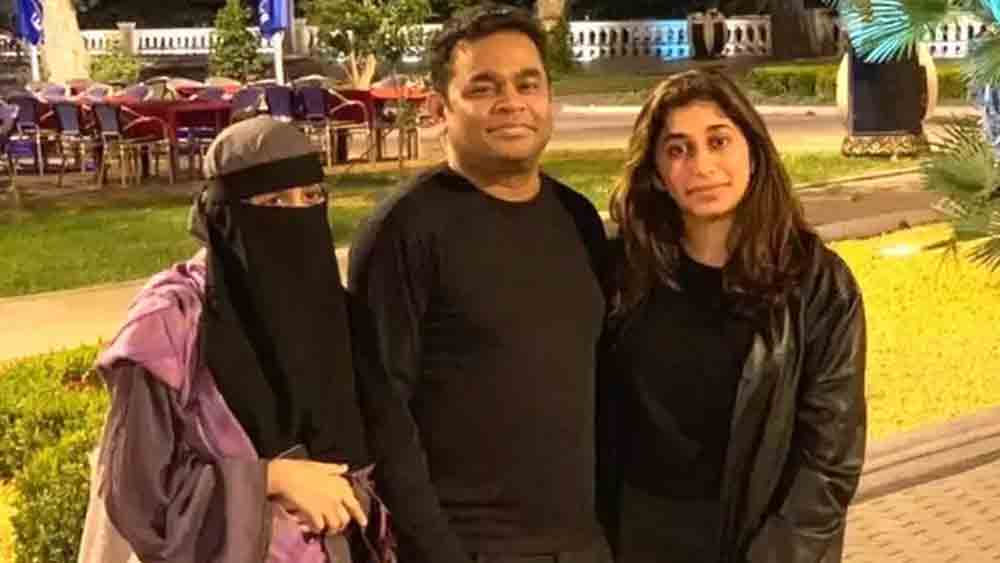 গত বছরের ওই বিতর্ক ছাড়া এখনও পর্যন্ত ব্যক্তিগত জীবন নিয়ে ‘পেজ থ্রি’-র পাতায় উঠে আসেননি খতিজা। যদিও ২৩ বছরের মেয়েটির পেশাদার জীবন নিয়ে তা বলা যাবে না।