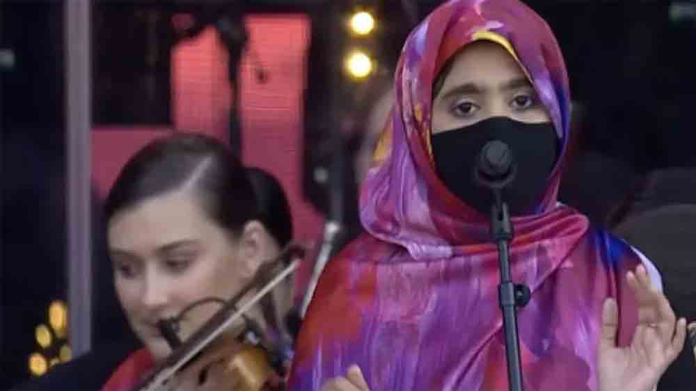 পার্শ্বগায়িকা হিসেবে নজরকাড়া পারফরম্যান্সের পর ফের বাবার সঙ্গে কাজের সুযোগ এসেছিল। ২০১৯ সালে মুম্বইয়ে ইউ ২-র কনসার্টে পারর্ফম করেছিলেন খতিজা। সম্প্রতি ফের শোনা গিয়েছে তাঁর গান। এ বার কৃতী শ্যাননের ফিল্ম ‘মিমি’-র জন্য গান গেয়েছেন তিনি। নেটফ্লিক্সে সে ছবির ‘রক আ বাই বেবি’ গানটি অনেকেরই বাহবা কুড়িয়েছে। 