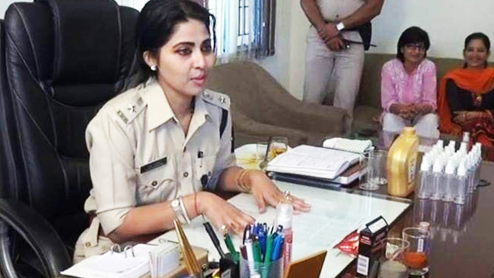 আইপিএস আধিকারিক হিসেবে শুরুতেই সাফল্য! হিমাচল প্রদেশের শিমলার পুলিশ সুপার পদে যোগদানের আগে তাঁকে সিরমৌর জেলার দায়িত্ব দেওয়া হয়েছিল। সেখানে বছর দুয়েক থাকাকালীন ছ’টি খুনের রহস্যভেদ করেছিলেন সৌম্যা। 