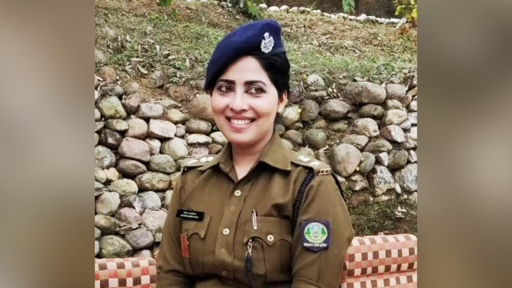 সিরমৌরের মতো ছোট জেলায় সৌম্যার নাম ছড়াতে দেরি হয়নি। জেলার লোকজন তাঁকে কড়া ধাতের পুলিশ আধিকারিক হিসেবেই চিনতেন। শৃঙ্খলাপরায়ণ বলেও নামডাক রয়েছে সৌম্যার।