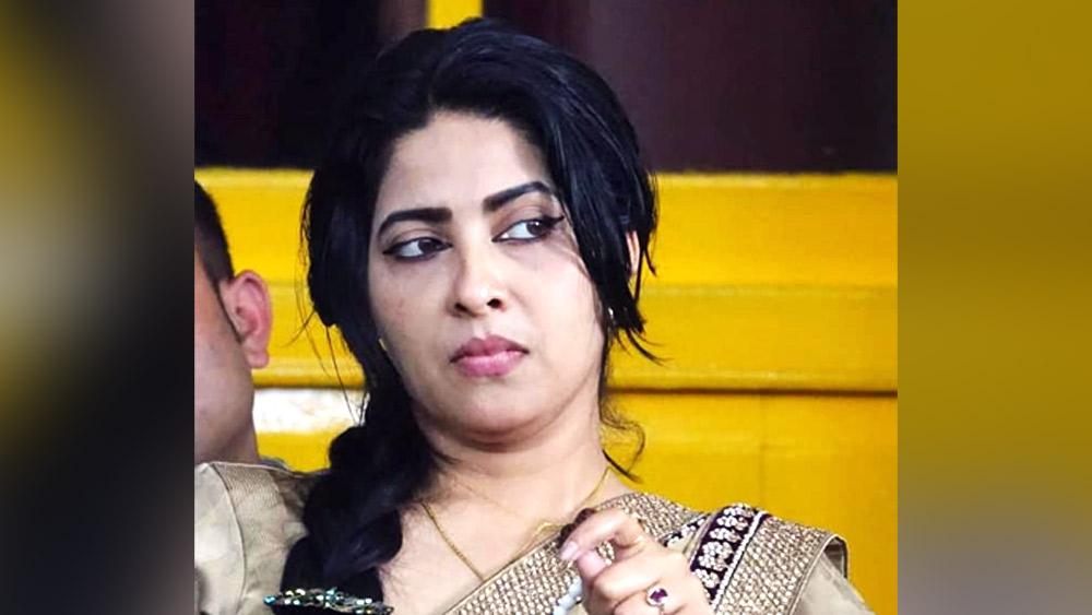 কিশোরীর গণধর্ষণ-কাণ্ডে শিমলার তৎকালীন পুলিশ সুপার জহুর এস জাইদির নেতৃত্বে বিশেষ তদন্তকারী দল (সিট) গঠন করে তদন্ত শুরু হয়েছিল। পরে অবশ্য সিট-এর থেকে সিবিআইকে তদন্তভার দেওয়া হয়েছিল। সিট-এর তদন্ত চলাকালীন ১৩ জুলাই ধরা পড়ে ছয় অভিযুক্ত। জিজ্ঞাসাবাদের সময় লকআপে মৃত্যু হয় এক অভিযুক্তের। তার জেরেই বদলি করা হয় জাইদিকে। তাঁর জায়গায় দায়িত্ব নেন সৌম্যা।