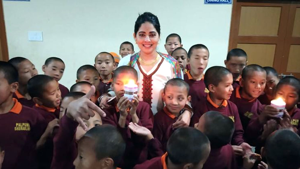 কী এমন নজির গড়েছেন সৌম্যা, যার জন্য তাঁর ফ্যান ক্লাব গড়ে উঠেছে? তাঁর দাপটে বাঘে-গরুতে একঘাটে জল খায় না বটে, তবে নিজের পেশাদার জীবনে বহু অপরাধীই তাঁর দাপটের কাছে হার মেনেছে। পুলিশ আধিকারিক হিসেবে যে বিভাগেরই দায়িত্ব সামলেছেন, তাতেই কৃতিত্ব দেখিয়েছেন সৌম্যা।