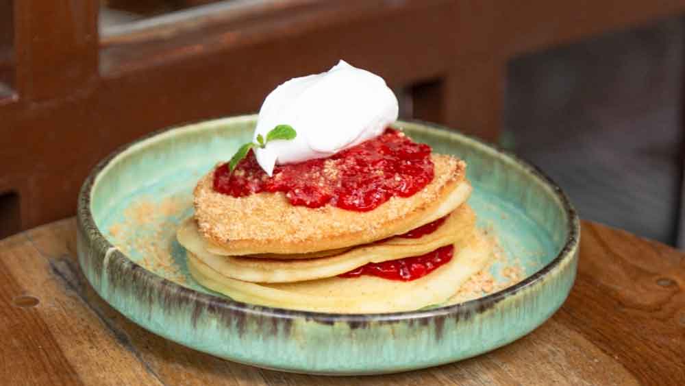 স্ট্রবেরি ক্র্যাম্বেল প্যানকেক।