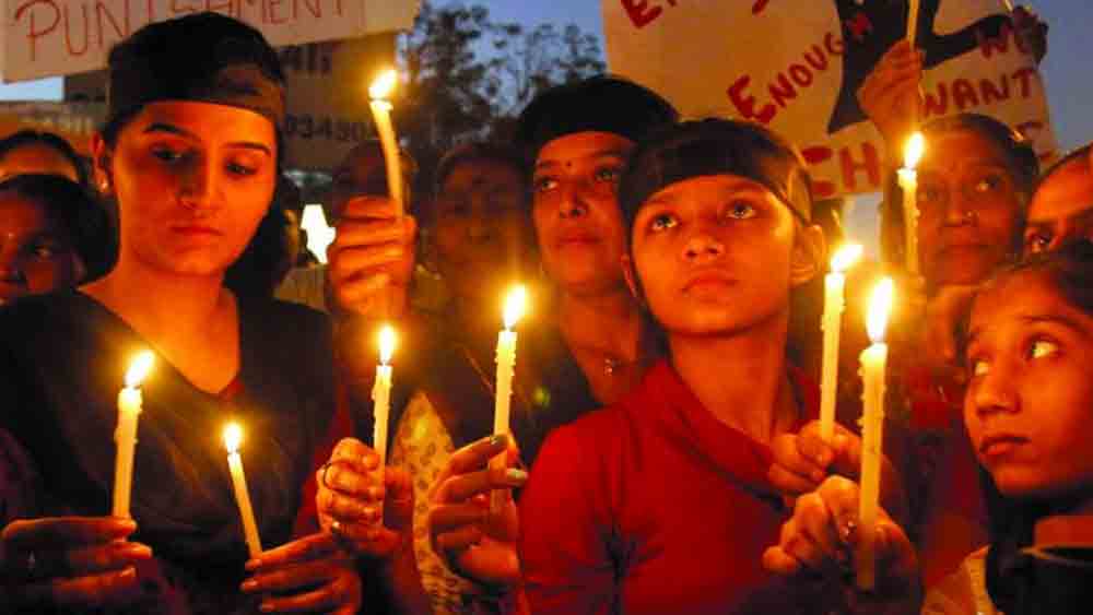 গুড়িয়া গণধর্ষণ-কাণ্ড নামে পরিচিত শিমলার ওই ঘটনায় ১৬ বছরের এক দশম শ্রেণির ছাত্রীকে ধর্ষণের অভিযোগ উঠেছিল ছ’জনের বিরুদ্ধে। ২০১৭ সালের ৪ জুলাই স্কুল থেকে একাই বাড়ি ফিরছিল ওই মেয়েটি। স্কুল থেকে তার বাড়ি পর্যন্ত প্রায় দেড় ঘণ্টার রাস্তায় একটি জঙ্গলের মধ্যে তাকে টেনে নিয়ে যায় ওই ছ’জন। সেখানেই গণধর্ষণ এবং শ্বাসরোধ করে খুন। ঘটনার দু’দিন পর ৬ জুলাই ওই কিশোরীর দেহ উদ্ধার হয়। পরের দিন থেকে অভিযুক্তদের গ্রেফতারির দাবিতে শুরু হয় আন্দোলন। 