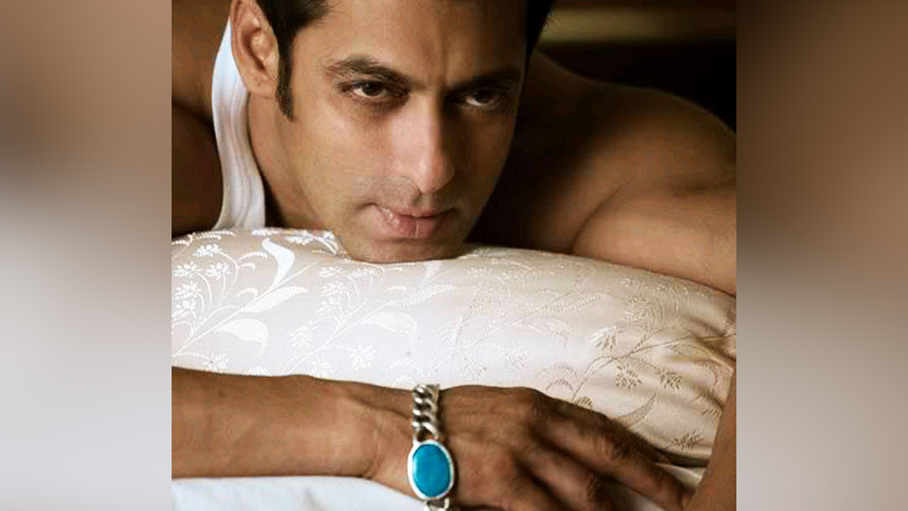 ফিল্মের পর্দায় হোক বা টেলিভিশনে শোয়ে সঞ্চালনার কাজে অথবা ঘরোয়া আড্ডায়— সলমনের ডান হাতে সব সময়ই দেখা যায় একটি ব্রেসলেট। একমাত্র ফিল্মের চরিত্রের প্রয়োজনে কখনওসখনও সেই ব্রেসলেটটি হাতছাড়া করতে বাধ্য হন সলমন। না হলে দিনরাত নাকি তিনি সেটি পরেই থাকেন! 