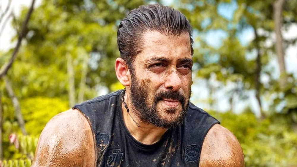 ১৯৮৮ সালে জে কে বিহারির ফিল্ম ‘বিবি হো তো অ্যাইসি’-তে সহ-অভিনেতা হিসেবে বলিউডে অভিষেক হয়েছিল সলমনের। তার পর বলিউডে তিরিশ বছরেরও বেশি পার করে ফেলেছেন চিত্রনাট্যকার সেলিম খানের ছেলে। 