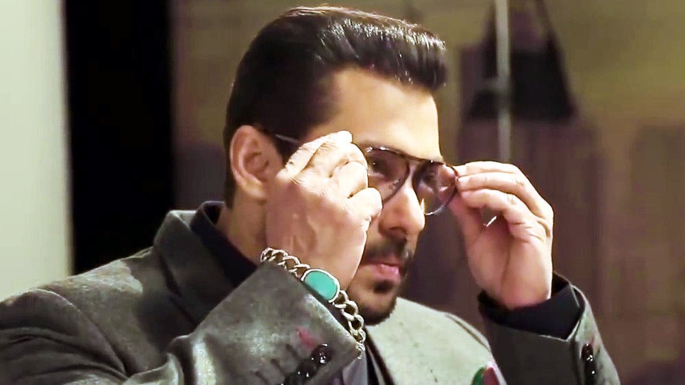 এমনকি, তিনি কোন পার্টিতে কী পোশাকে এলেন বা হেয়ারস্টাইল বদলালেন কি না, তা নিয়ে ‘পেজ থ্রি’-র পাতা জমজমাট থাকে। তবে সল্লু মিয়াঁর ডান হাতের ব্রেসলেট নিয়ে দীর্ঘ দিন বিশেষ কিছু জানা যায়নি।