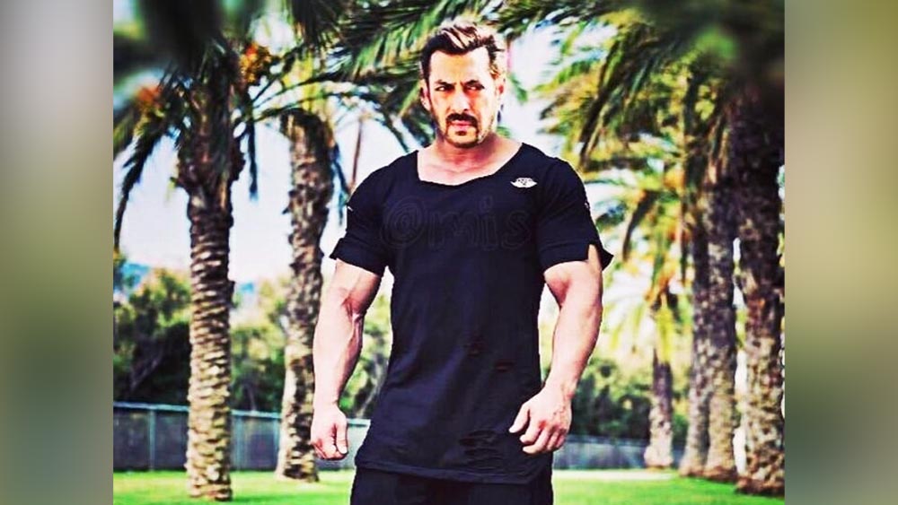 কেন ব্রেসলেট পরেন সলমন? সলমনের বহু ভক্তের কাছে তা অজানা থাকলেও ‘গুরু’র দেখাদেখি তাঁরাও ব্রেসলেট পরতে শুরু করে দিয়েছেন। তা সে তাঁদের ব্যক্তিত্বের সঙ্গে যতই বেমানান হোক না কেন!