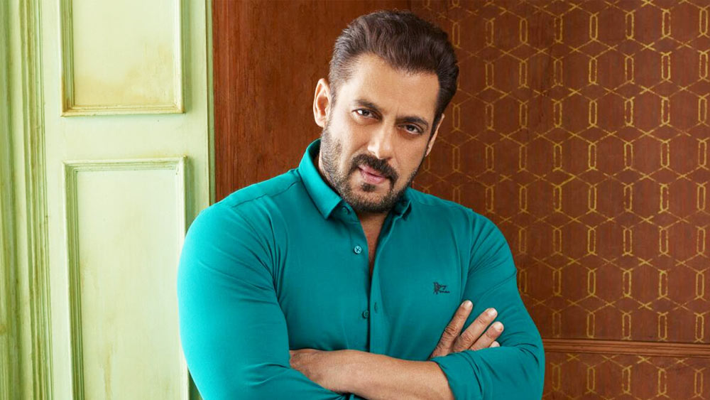 বাবার ব্রেসলেটটি পছন্দ হলেও ছোটবেলায় সেটি সলমনের হাতে আসেনি। তার জন্য দীর্ঘ দিন অপেক্ষা করতে হয়েছে। সলমন বলেছেন, ‘‘ছোটবেলায় ব্রেসলেট পরতাম না। তবে বলিউডে কাজ শুরুর করার পর বাবা আমাকে একেবারে নিজের ব্রেসলেটের মতো দেখতে একটি ব্রেসলেট উপহার দেন। সেই থেকে এটা আমার সঙ্গেই রয়েছে।’’