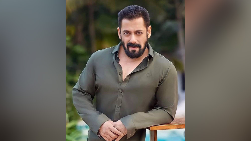 একটি আন্তর্জাতিক ইভেন্টের সময় সাংবাদিকের প্রশ্নের উত্তরে সলমন জানিয়েছেন, বাবার কাছে থেকে ব্রেসলেটটি উপহার হিসেবে পেয়েছিলেন তিনি। সলমনের কথায়, ‘‘ছোটবেলা থেকেই দেখেছি, সব সময় এ রকমই একটা ব্রেসলেট পরে থাকতেন বাবা। সে সময় ভাবতাম, ব্রেসলেট পরে বাবাকে কী ‘কুল’ই না লাগছে! বাচ্চারা যেমন সব কিছু নিয়ে খেলাধুলো করে, আমিও বাবার ব্রেসলেটটা নিয়ে খেলতাম।’’