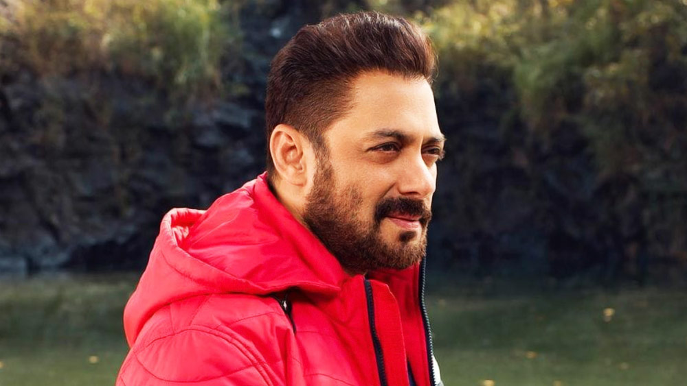 নিজের ডান হাতের ব্রেসলেটটিকে সৌভাগ্যের প্রতীক বলে মনে করেন সলমন। বিদেশি সাংবাদিকদের কাছে তিনি বলেছেন, ‘‘আমার ব্রেসলেটের মধ্যে এই যে পাথরটা দেখছেন, একে ফিরোজা বলে। এ রকম ধরনের পাথর দু’টিই রয়েছে। একটা হল আকিক আর একটা ফিরোজা। এই ফিরোজাটি হল নীলকান্তমণি।