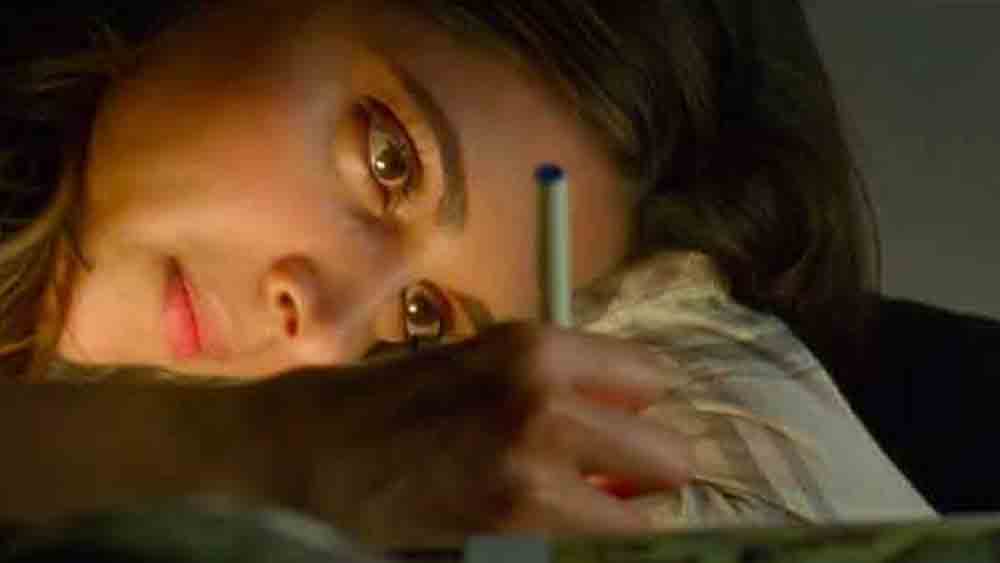 টানা তিন মাস দীপিকা রোজ উঠে দাঁড়ানোর চেষ্টা করেছেন। রোজ গুঁড়িয়ে গিয়েছেন। বলিউড বলে, মানসিক দিক থেকে এতটাই ভারসাম্য হারিয়ে ফেলেছিলেন যে তাঁকে নাকি খাটের সঙ্গে দড়ি দিয়ে বেঁধে রাখতেন প্রকাশ-উজ্জ্বলা। যাতে না পালিয়ে যেতে পারেন, আত্হত্যা করেন দীপিকা। এ ভাবে দিনের পর দিন রাতের পর রাত একা ঘরে কাটাতেন। সারা ক্ষণ কান্নাকাটি। খাওয়া-ঘুম ভুলেছেন। চিকিৎসকের কাছে নিয়ে যেতেন মা-বাবা। আর আড়ালে চোখের জল ফেলতেন তাঁরা। দীপিকা পরে নিজেই জানিয়েছেন, ওই তিন মাস তিনি যেন অন্ধকার গুহায় বন্দি ছিলেন। যত চেষ্টা করেছেন আলোর মুখোমুখি হওয়ার, অন্ধকার যেন বেশি করে গ্রাস করত তাঁকে।