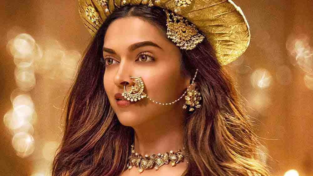 অতীতের সেই ভয়, নিরাপত্তাহীনতা আজও তাড়া করে ফেরে দীপিকাকে। ঘরে-বরে থিতু হয়েও নায়িকা মাঝ রাতে দুঃস্বপ্ন দেখেন, তাঁর হাতে আর ভাল চরিত্র নেই! তাঁকে আর কেউ নিত্য নতুন চরিত্রের জন্য ডাকছে না। অভিনয় ছেড়ে গেলে কী নিয়ে বাঁচবেন তিনি? তাঁর যে এখনও অনেকটা পথ চলা বাকি। অনেক কিছু দেওয়া বাকি ভারতীয় চলচ্চিত্রকে।