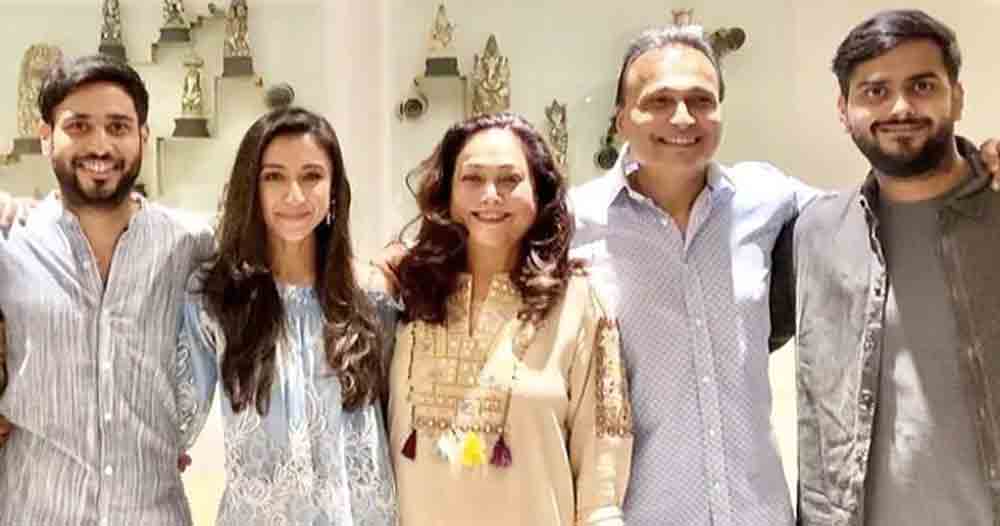 ইনস্টাগ্রাম পোস্টে জয় এবং কৃষ্ণার হাতে ‘এনগেজমেন্ট রিং’ দেখে অনেকেই প্রশ্ন করতে শুরু করেছেন, কবে বিয়ে? অনেকে আবার ইশার বিয়ের প্রসঙ্গও তুলে এনেছেন। আচ্ছা, কোথায় বিয়ের অনুষ্ঠান হবে? ইশার মতোই জাঁকজমক করে বিয়ে করবেন? কারা আমন্ত্রিত হবেন? হাজারো প্রশ্ন ধেয়ে এসেছে ইনস্টাগ্রামে। 