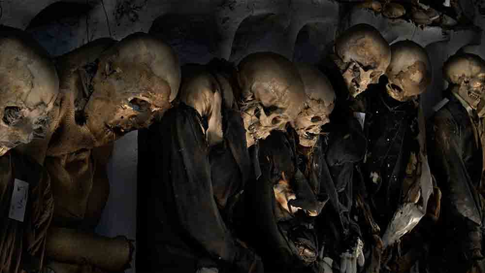 ইতালির উত্তর সিসিলিতে ওই কবরখানাটি ইউরোপ তথা বিশ্বের বহু গবেষকেরই মনে কৌতূহল জাগাচ্ছে। ওয়াকিবহাল মহলের দাবি, ইউরোপের মধ্যে সবচেয়ে বেশি সংখ্যক (১,২৮৪টি) মমি ও কঙ্কাল রয়েছে ওই কবরখানায়। তাদের মধ্যে ষোড়শো শতকের শেষ ভাগে অনেক মমি সংরক্ষণ করা হয়েছিল। কতগুলি আবার বিংশ শতকের গোড়ার দিকের বলেও জানিয়েছেন গবেষকেরা। ইউরোপের পাশাপাশি একে বিশ্বের অন্যতম গুরুত্বপূর্ণ মমির সংগ্রহও বলে মনে করেন বহু বিশেষজ্ঞ। 