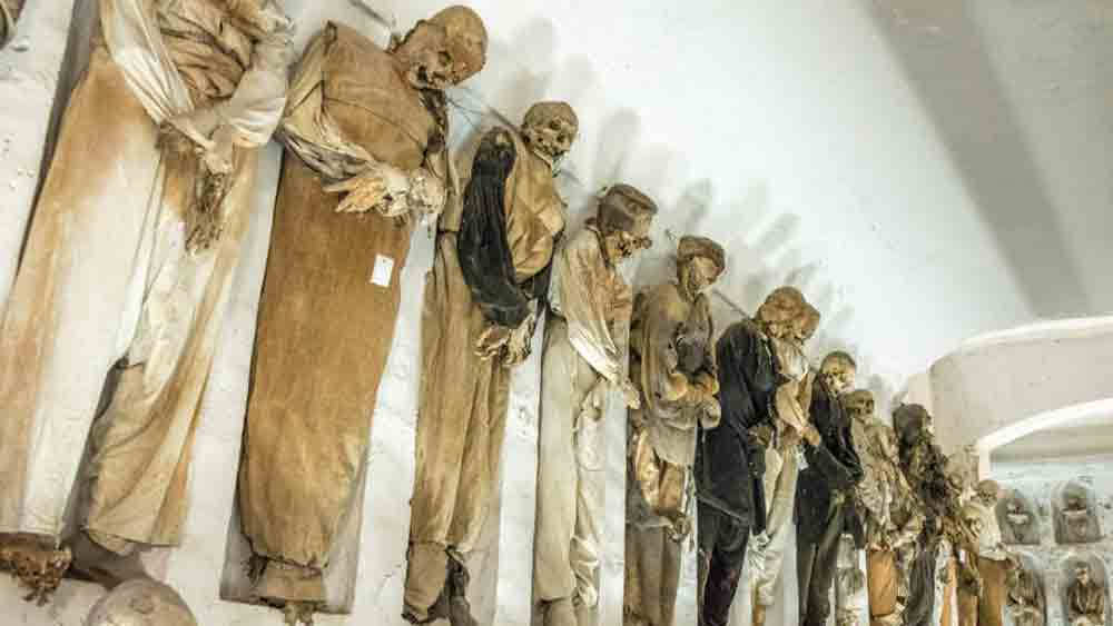 সিসিলির রাজধানী শহর পালেরমোয় কাপুচিন কাতাকোম্বস মঠের কবরখানাটি মূলত সেখানকার ধর্মযাজকদের দেহ কবর দেওয়ার জন্য গড়া হয়েছিল। তবে ১৫৯৭ সাল নাগাদ তাতে কবর দেওয়ার জায়গা দিয়ে কুলিয়ে উঠতে পারছিলেন না সংশ্লিষ্ট কর্তৃপক্ষ। ফলে মঠের ভিতরেই আরও একটি ভূগর্ভস্থ কবরখানা গড়ে তোলার সিদ্ধান্ত নেন তাঁরা। মূল কবরখানার পিছনে আরও অনেকটা জায়গা জুড়ে তা গড়ে উঠেছিল।