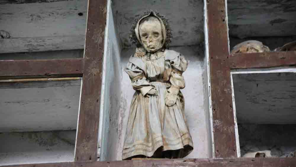 সিসিলির কবরখানায় ওই শিশুদের মমি নিয়ে বিশেষ কিছু তথ্য প্রকাশিত হয়নি বলে জানিয়েছেন স্কুইরেস। এ নিয়ে গবেষকদের মধ্যে একধিক প্রশ্নও উঠছে। স্কুইরেস বলেন, ‘‘মঠের কবরখানায় শিশুদের দেহ কেন সংরক্ষণ করে রাখা হয়েছিল? কী ভাবে তাদের মৃত্যু হয়েছিল? কোন সময়ে মারা গিয়েছিল ওই শিশুরা? সে সম্পর্কে আমাদের কাছে প্রায় কিছুই তথ্য নেই। সমীক্ষায় সে সব প্রশ্নের উত্তর খুঁজে ফাঁক ভরাট করার চেষ্টা করব।’’