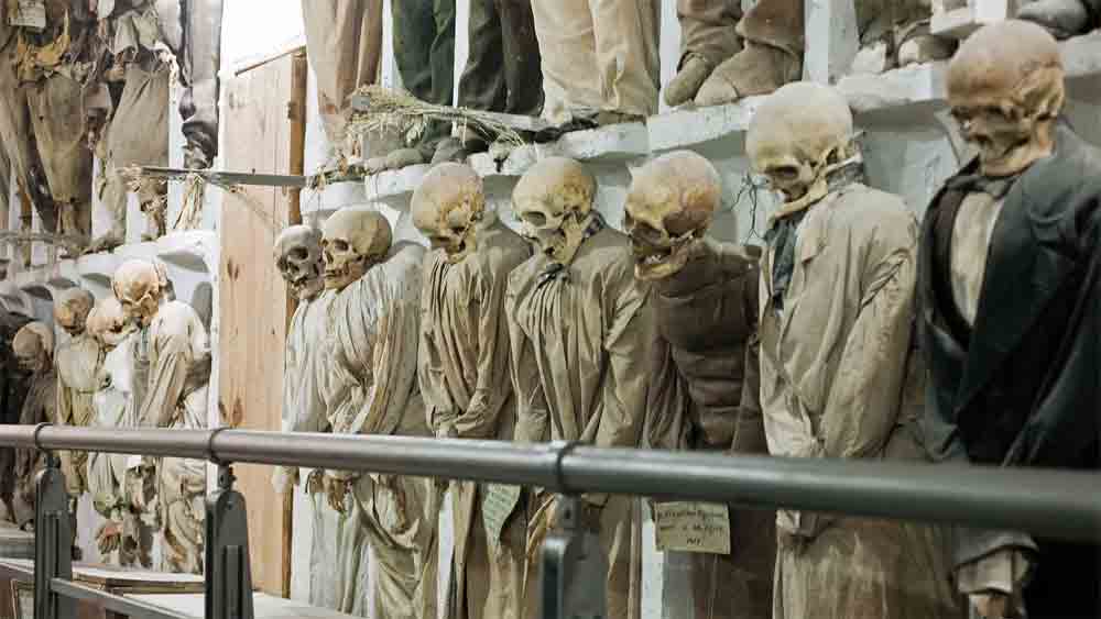 সিসিলির মঠের কবরখানায় শিশুদের কবর দেওয়ার অনুমতি দেওয়া হয়েছিল ১৭৮৭ সাল থেকে। এমনই জানিয়েছেন গবেষকরা। সংবাদমাধ্যমের কাছে স্কুইরেস জানিয়েছেন, কবরখানায় রাখা প্রাপ্তবয়স্কদের মমি ও কঙ্কাল নিয়ে বিস্তর গবেষণা করা হয়েছে। তবে নাবালক-নাবালিকাদের মমি নিয়ে বিশেষ মাথাঘামানো হয়নি। মূলত পূর্ণবয়স্কদের জন্য সংরক্ষিত হলেও কেন ওই মঠে শিশুদের দেহ মমি করে রাখা হয়েছিল? জানতে চান স্কুইরেস।