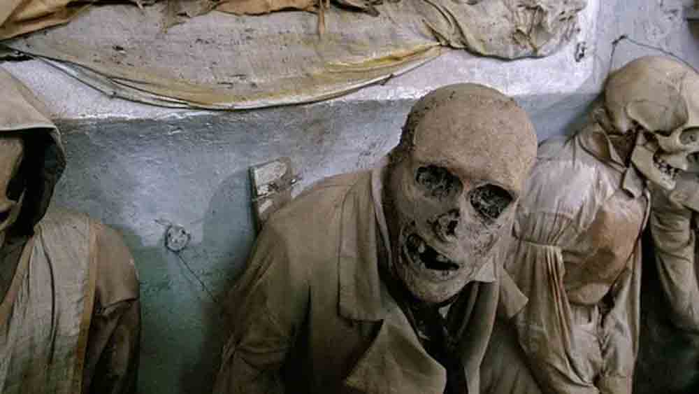 কিন্তু কেন ওই শিশুদের পরীক্ষা করা হবে? বয়স্কদের পাশে শিশুদের মমি কী এল? তা জানার পাশাপাশি ওই শিশুদের মৃত্যুর পরিবেশগত কি না, তা-ও খুঁজবেন গবেষকরা। সে জন্য পালেরমোর অন্য জায়গার কবরখানার সমাধিস্থ শিশুদের দেহও পরীক্ষা করা হবে বলে জানিয়েছেন স্কুইরেস।